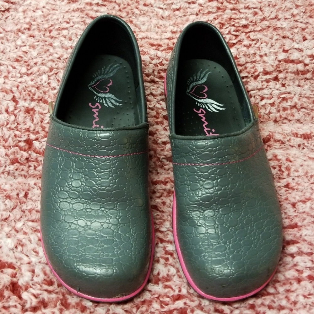 SMITTEN NURSING CLOGS size 37